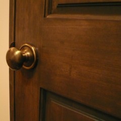 ドアに合わせたアンティーク調のドアノブをセレクト。