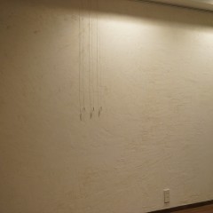 リビングダイニングの壁は珪藻土です。施主さま自らが塗りました。
