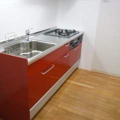キッチンは最新式のシステムキッチン。面材の鮮やかな赤が綺麗ですね。