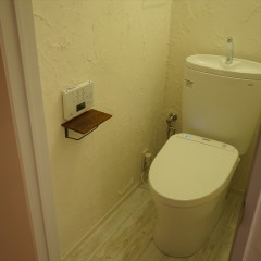 こちらはトイレ。床材は白いヴィンテージ塗装。