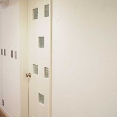 あまり見ないドアは、おそらくこのマンションオリジナル。塗装し再利用しました。