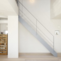 階段と手すりはアイアン素材にグレーで塗装。