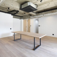 広いリビングには床と同じフローリング材で作ったテーブルを置きます。
