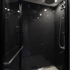 シャワー室はブラックの透明ガラスに壁もブラックで。