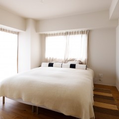ベッドルームはリネンやカーテンを白で統一。