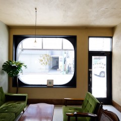 つばめ側の窓。レトロなアーチが可愛い。
