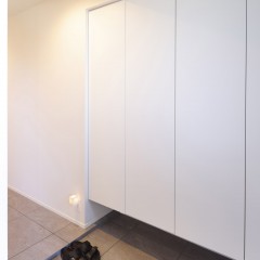 シューズクローゼットは壁のようにしたくて、真っ白の扉を採用。
